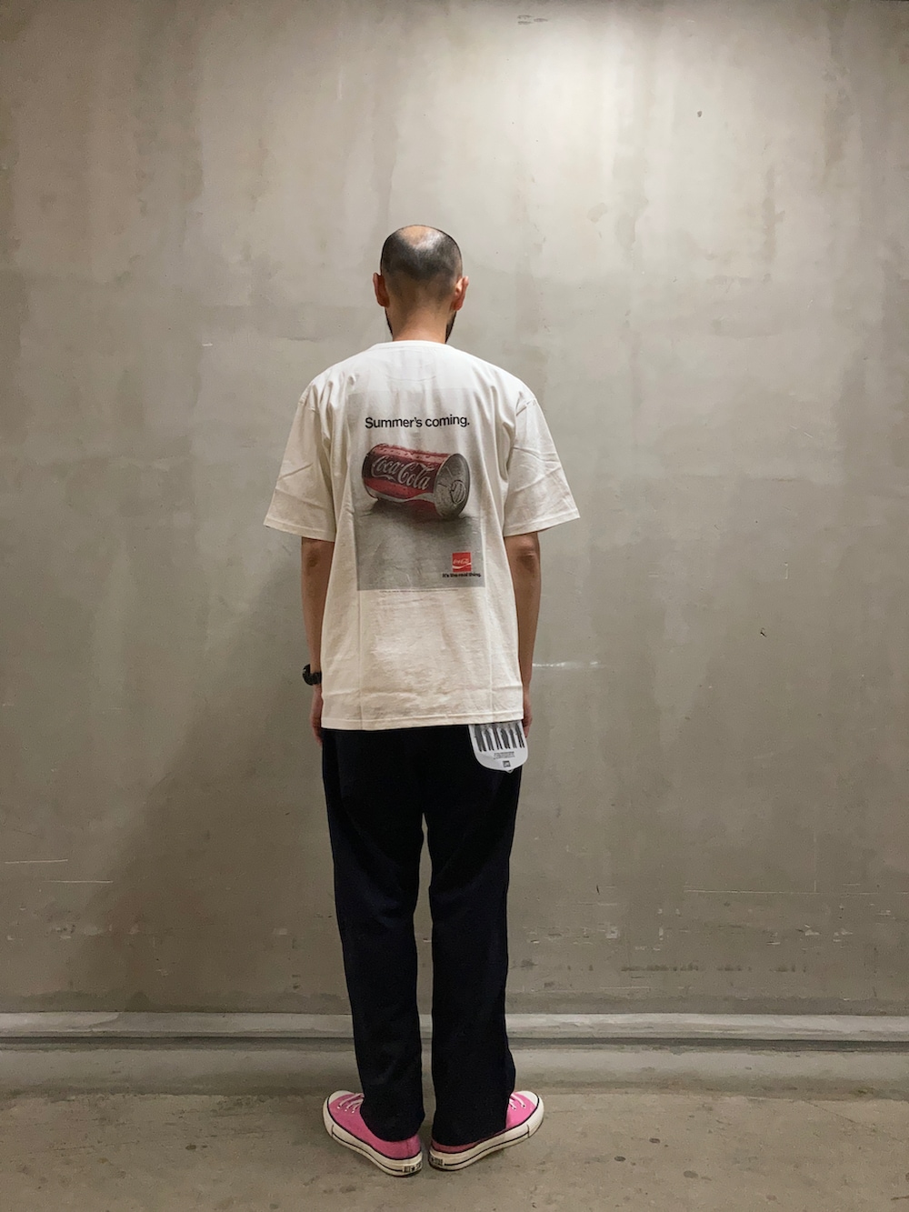 ホワイト系のTシャツ/カットソー、ブルー系のその他パンツを着用したメンズの夏コーディネートの3枚目の写真