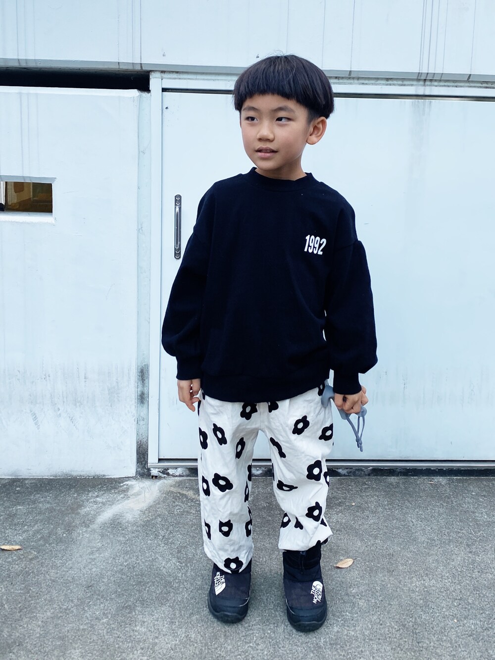 「キッズファッション、男の子、キッズコーデ、シンプルコーデ、モノトーン、LOWRYS FARM」｜「LOWRYS FARMのシェフパンツ　162190（その他パンツ、ホワイト系）」を使った、Kantaさん（キッズ・110cm）の秋コーディネートの2枚目の写真