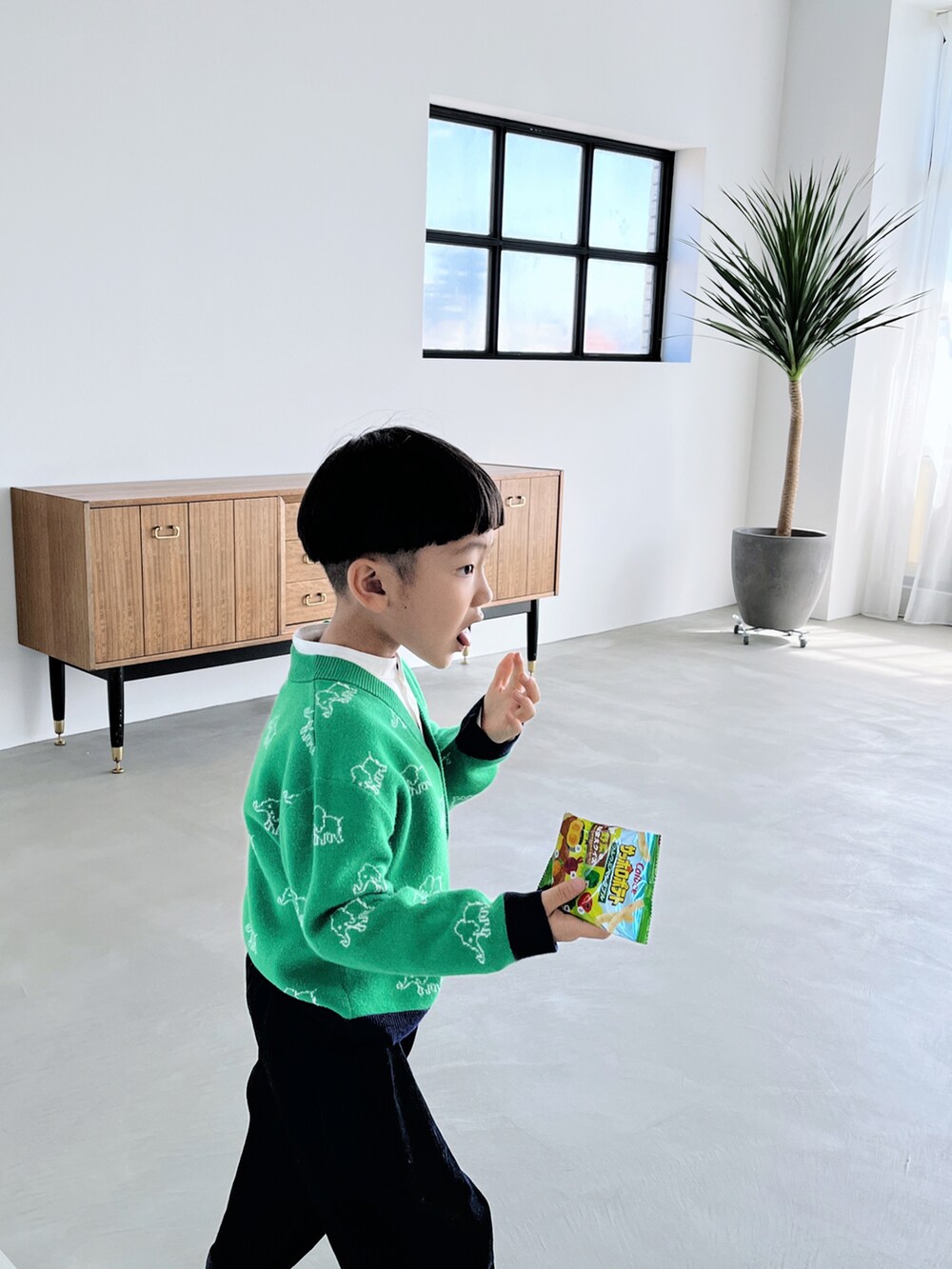 ブルー系のその他パンツ、ホワイト系のシャツ/ブラウスを着用したキッズの秋コーディネートの3枚目の写真