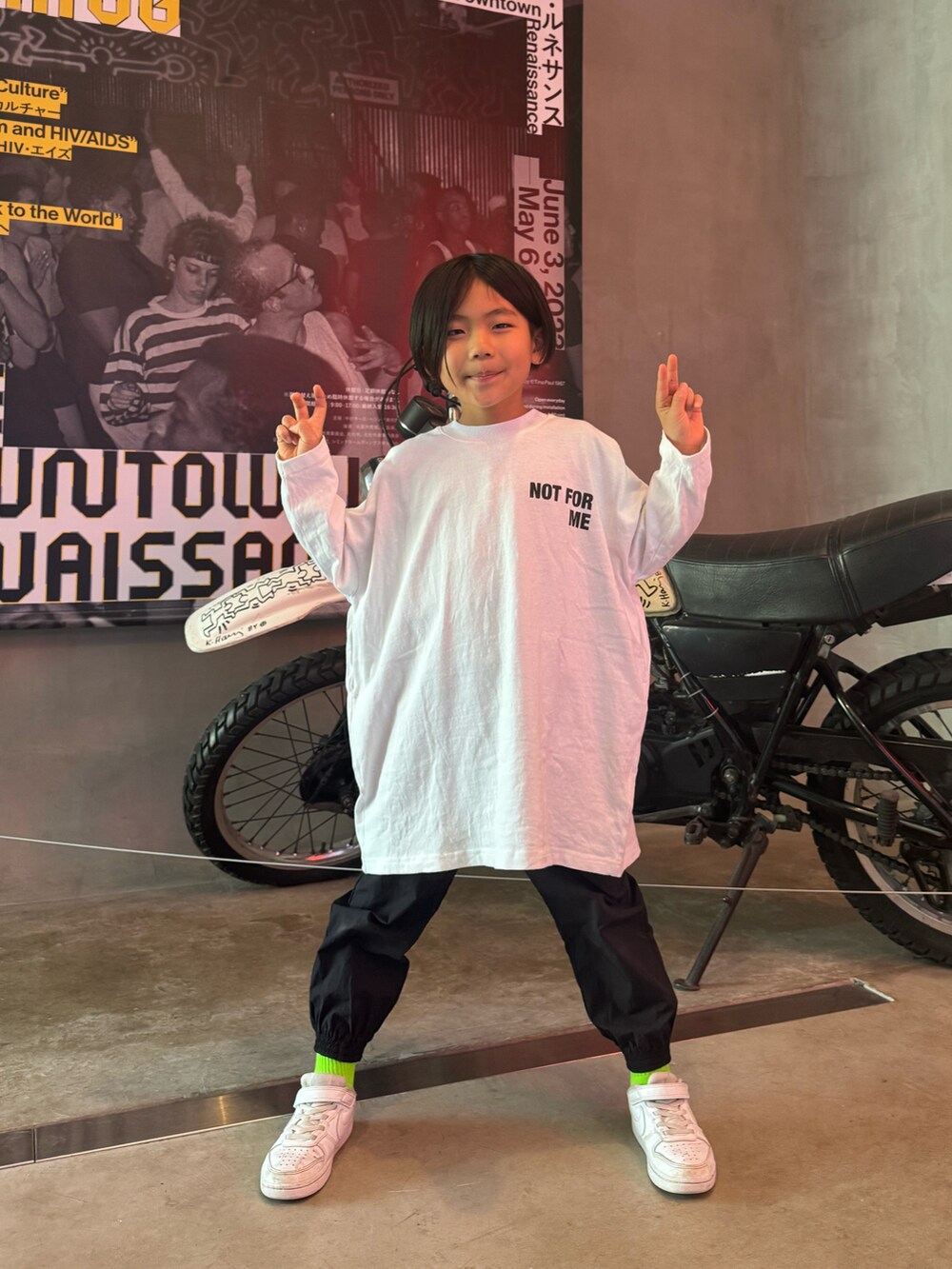 「カジュアルコーデ、小学生、キッズファッション、カジュアル、春、モノトーン、ゆるコーデ、LOWRYS FARM」｜「LOWRYS FARMのＵＳＡプリントワンピースロングスリーブ　 102337（ワンピース、ホワイト系）」を使った、Kantaさん（キッズ・123cm）の春コーディネートの2枚目の写真