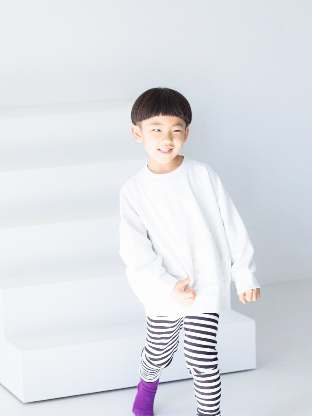 「キッズファッション、カジュアル、ビッグシルエット、カジュアルコーデ、シンプルコーデ、シンプル、男の子、LOWRYS FARM」｜「LOWRYS FARMのウラケバックプリントＢＩＧプルオーバー　164085（スウェット、グレー系）」を使った、Kantaさん（キッズ・110cm）の秋コーディネートの2枚目の写真