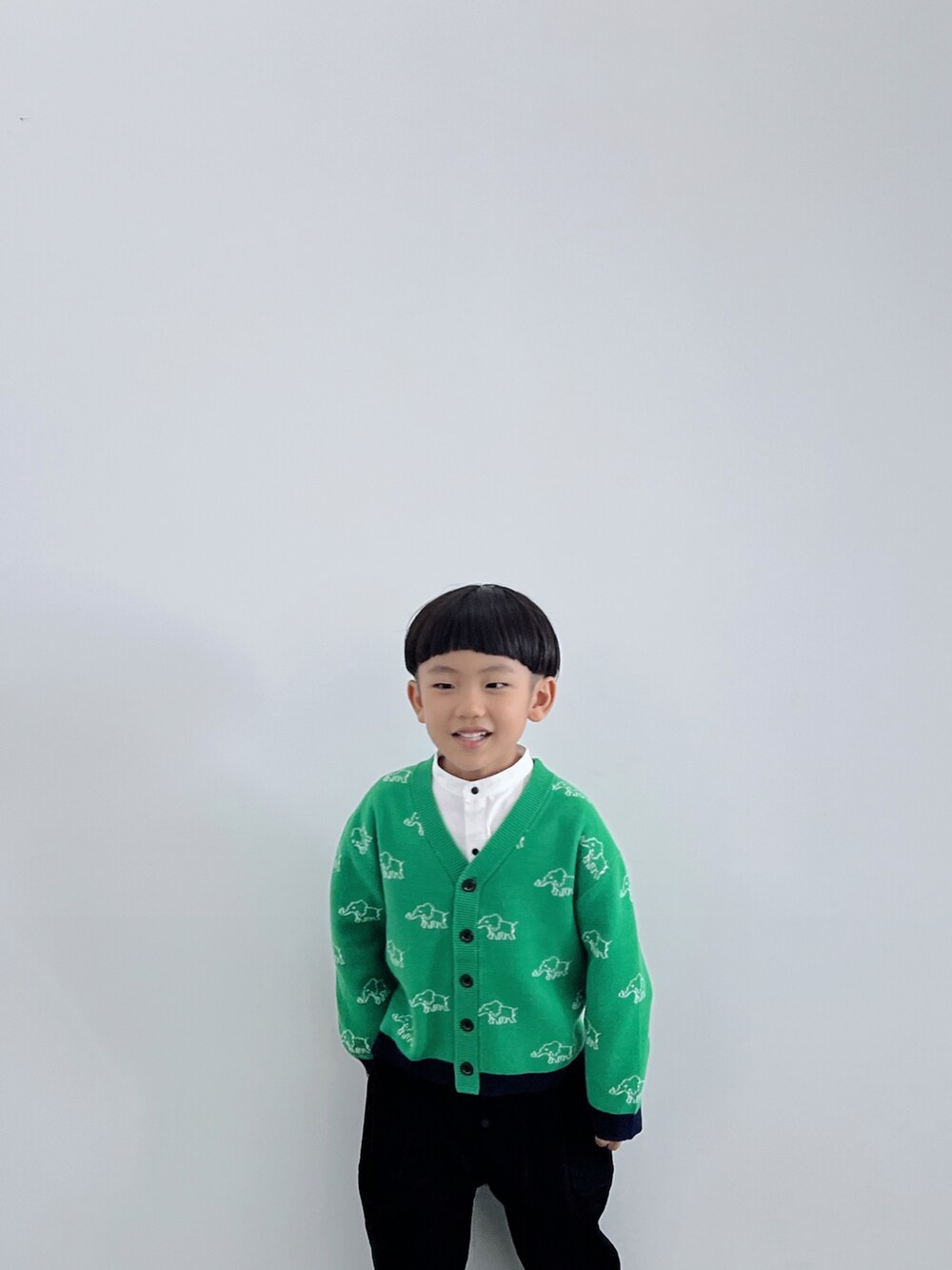 ブルー系のその他パンツ、ホワイト系のシャツ/ブラウスを着用したキッズの秋コーディネートの2枚目の写真