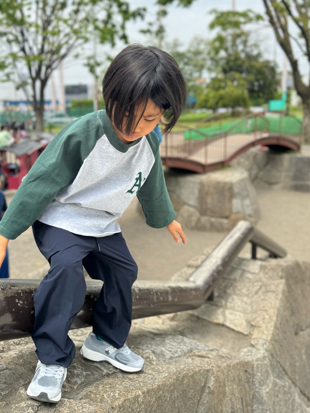 「シンプルコーデ、休日コーデ、スポーツミックス、お出かけコーデ、ストリート、子供服コーデ、夏コーデ、男の子コーデ」｜「LOWRYS FARMのキノウナイロンテーパード　 996993（その他パンツ、ブルー系）」を使った、Kantaさん（キッズ・123cm）の春コーディネートの2枚目の写真