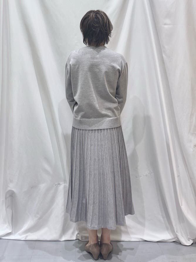 グレー系のニット/セーター、グレー系のスカート、ベージュ系のパンプスを着用したレディースの冬コーディネートの3枚目の写真