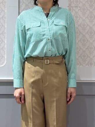グリーン系のシャツ/ブラウス、グレー系のタンクトップ、ブラウン系のその他パンツを着用したレディースの春コーディネートの4枚目の写真