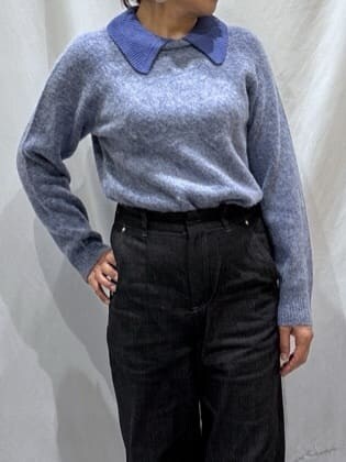 ブルー系のニット/セーター、ブラック系のその他パンツ、シルバー系のスニーカーを着用したレディースの冬コーディネートの2枚目の写真