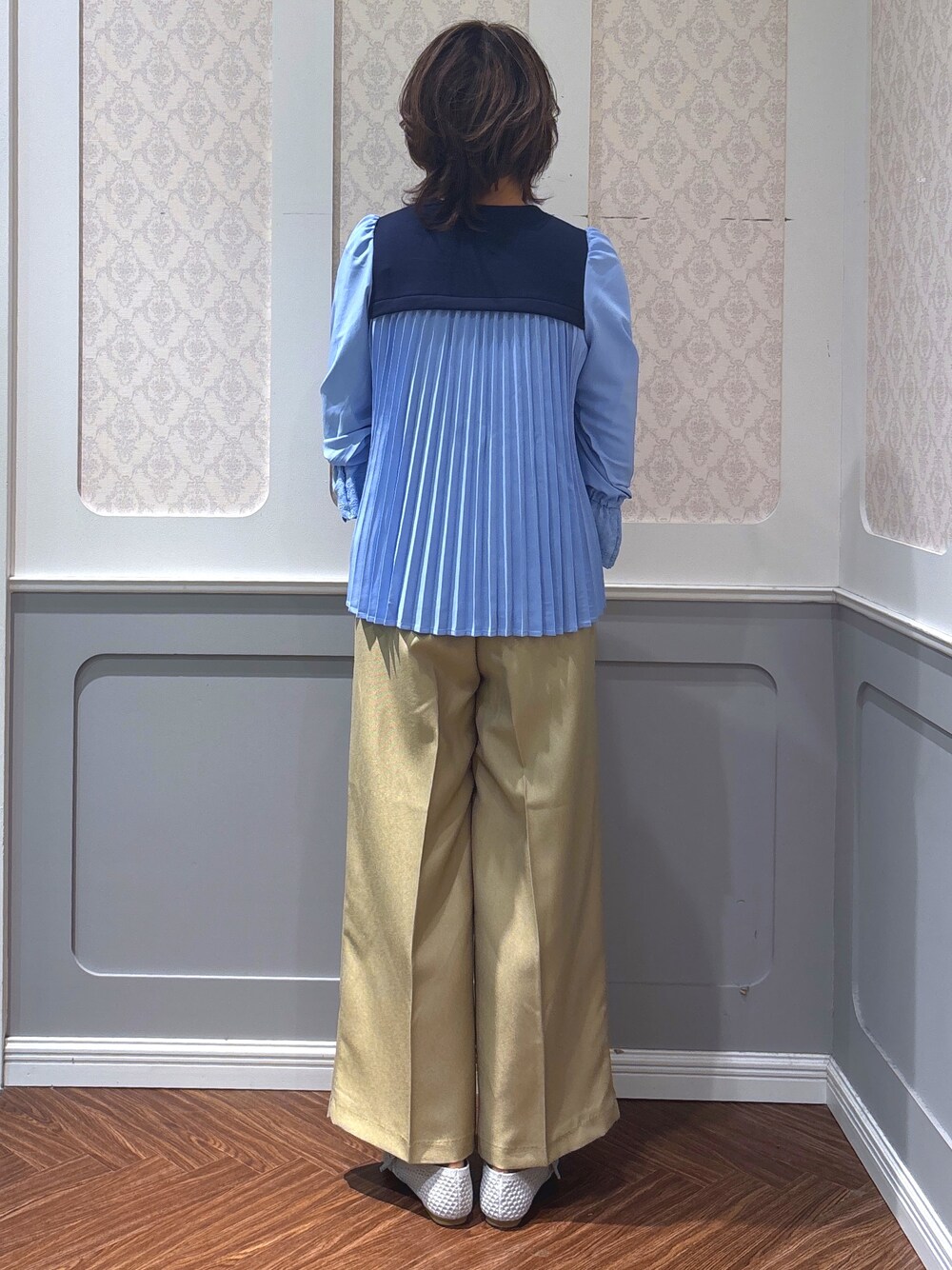 シルバー系のその他シューズ、ベージュ系のその他パンツ、ブラック系のスカートを着用したレディースの春コーディネートの3枚目の写真