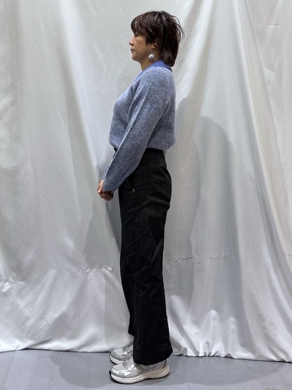 ブルー系のニット/セーター、ブラック系のその他パンツ、シルバー系のスニーカーを着用したレディースの冬コーディネートの4枚目の写真
