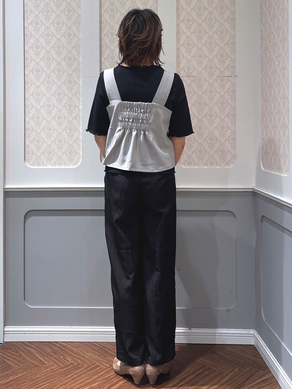 グレー系のその他トップス、ブラック系のその他パンツ、ベージュ系のパンプスを着用したレディースの春コーディネートの3枚目の写真