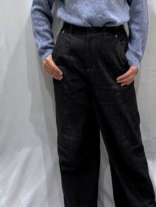 ブルー系のニット/セーター、ブラック系のその他パンツ、シルバー系のスニーカーを着用したレディースの冬コーディネートの3枚目の写真