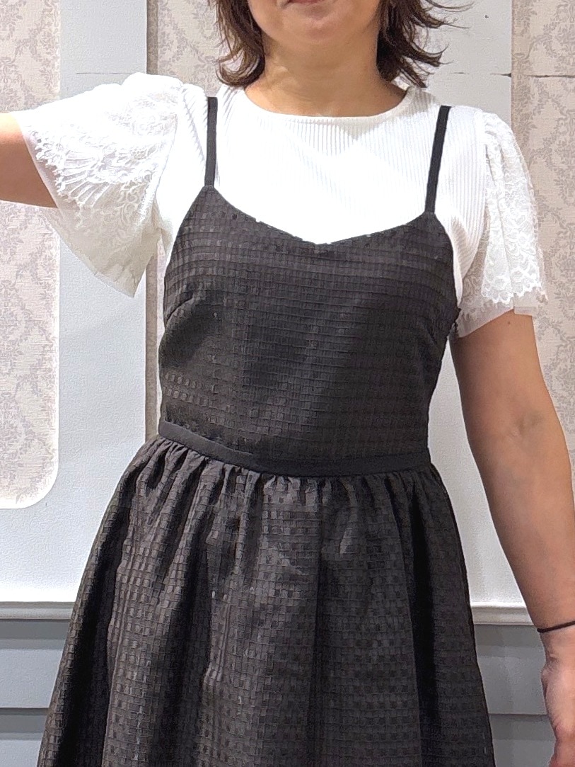 ホワイト系のTシャツ/カットソー、ブラウン系のワンピースを着用したレディースの夏コーディネートの5枚目の写真