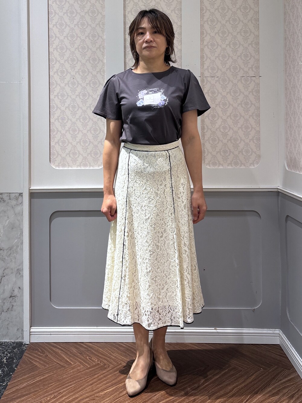ホワイト系のカーディガン/ボレロ、グレー系のTシャツ/カットソー、ホワイト系のスカートを着用したレディースの春コーディネートの4枚目の写真