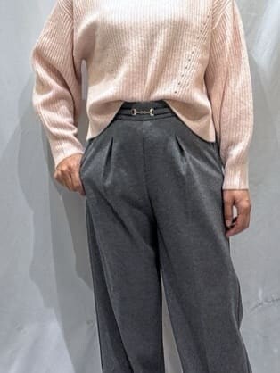 ピンク系のニット/セーター、グレー系のその他パンツ、シルバー系のスニーカーを着用したレディースの冬コーディネートの5枚目の写真
