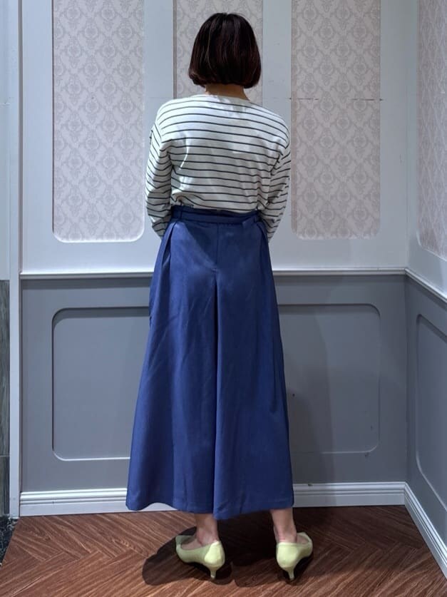 ホワイト系のニット/セーター、ブルー系のその他パンツを着用したレディースの春コーディネートの3枚目の写真