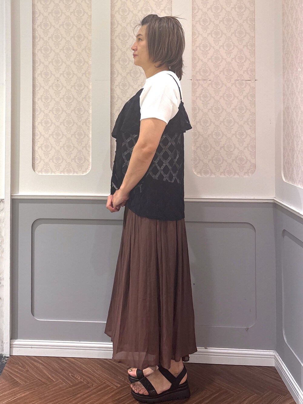 ホワイト系のニット/セーター、ブラック系のタンクトップ、ブラウン系のその他パンツを着用したレディースの夏コーディネートの2枚目の写真