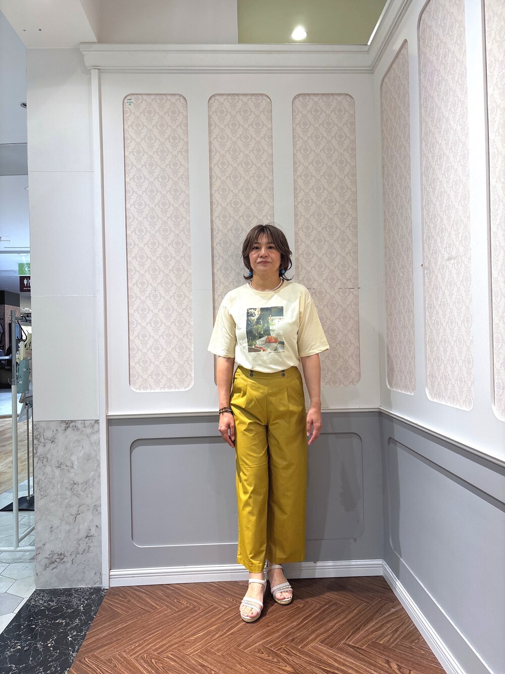 イエロー系のTシャツ/カットソー、イエロー系のその他パンツを着用したレディースの夏コーディネートの5枚目の写真