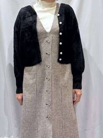 ブラック系のカーディガン/ボレロ、ホワイト系のニット/セーター、ブラウン系のワンピースを着用したレディースの冬コーディネートの4枚目の写真