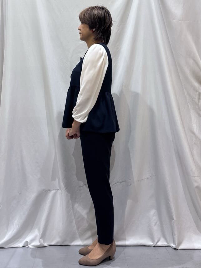ブルー系のシャツ/ブラウス、ブルー系のその他パンツ、ベージュ系のパンプスを着用したレディースの冬コーディネートの2枚目の写真