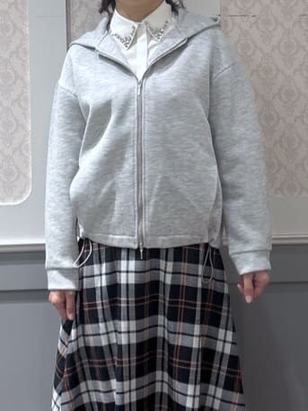 ホワイト系のシャツ/ブラウス、グレー系のブルゾン、ブルー系のスカートを着用したレディースの冬コーディネートの4枚目の写真