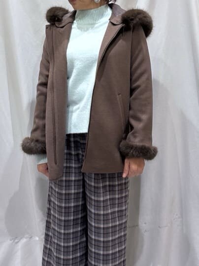 ブラウン系のその他アウター、ブルー系のニット/セーター、グレー系のその他パンツを着用したレディースの冬コーディネートの4枚目の写真