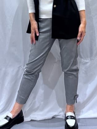 ブラック系のベスト、ホワイト系のTシャツ/カットソー、グレー系のその他パンツを着用したレディースの秋コーディネートの5枚目の写真