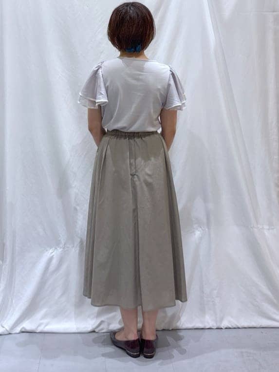 グレー系のTシャツ/カットソー、グリーン系のスカートを着用したレディースの夏コーディネートの3枚目の写真