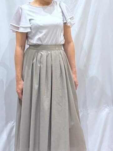 グレー系のTシャツ/カットソー、グリーン系のスカートを着用したレディースの夏コーディネートの4枚目の写真