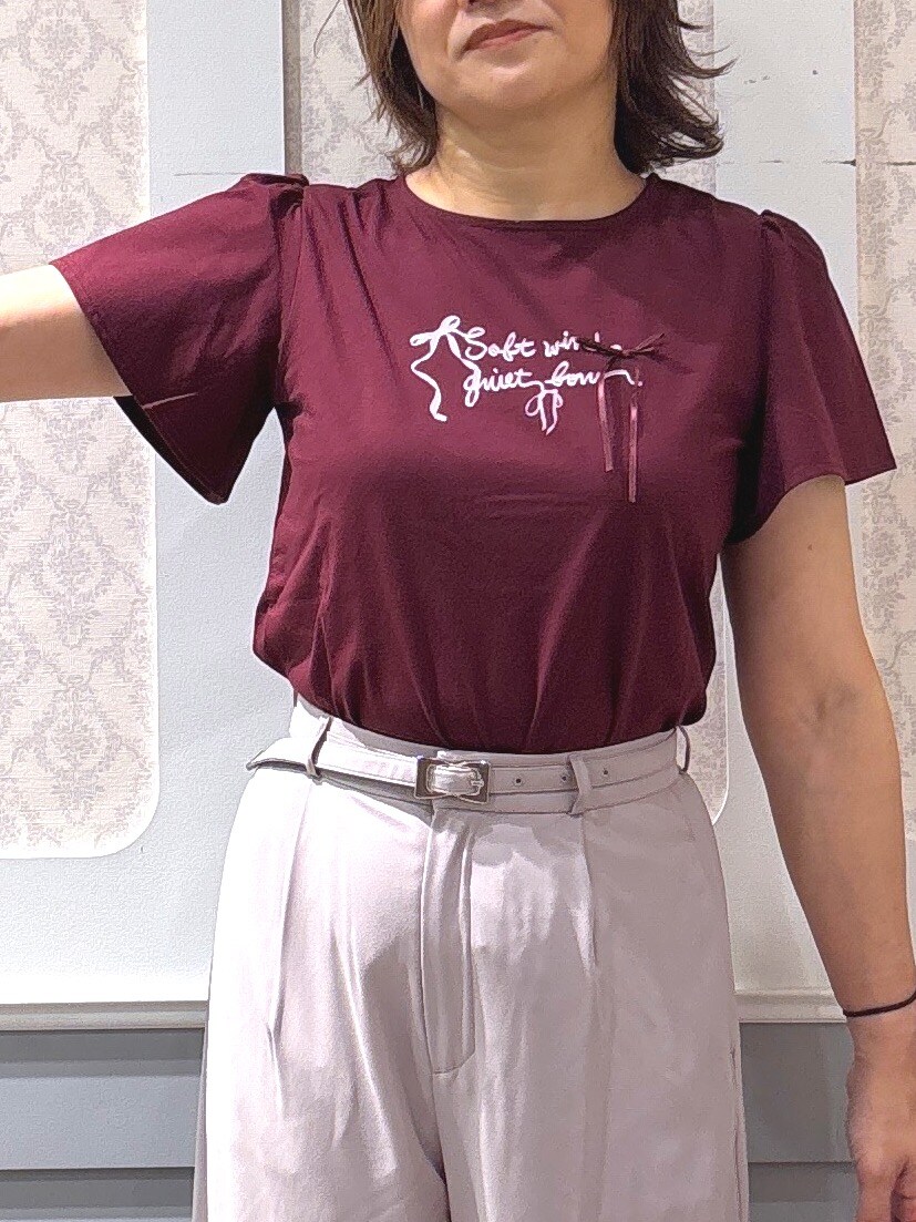 レッド系のTシャツ/カットソー、グレー系のその他パンツを着用したレディースの夏コーディネートの5枚目の写真