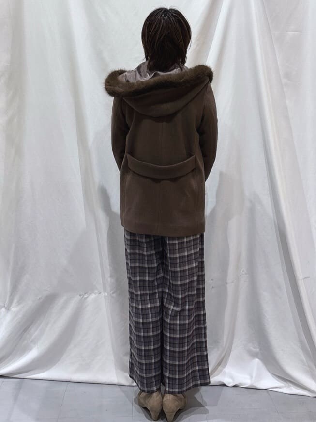 ブラウン系のその他アウター、ブルー系のニット/セーター、グレー系のその他パンツを着用したレディースの冬コーディネートの3枚目の写真