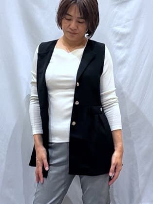 ブラック系のベスト、ホワイト系のTシャツ/カットソー、グレー系のその他パンツを着用したレディースの秋コーディネートの4枚目の写真