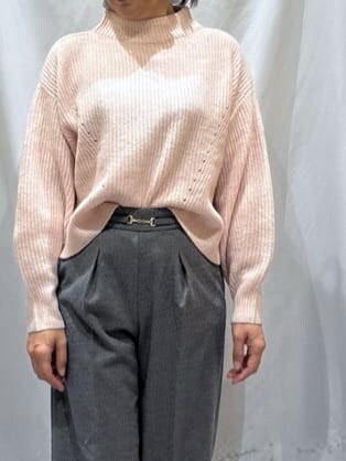 ピンク系のニット/セーター、グレー系のその他パンツ、シルバー系のスニーカーを着用したレディースの冬コーディネートの4枚目の写真