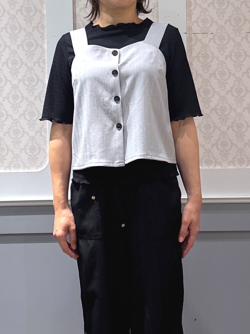 グレー系のその他トップス、ブラック系のその他パンツ、ベージュ系のパンプスを着用したレディースの春コーディネートの4枚目の写真