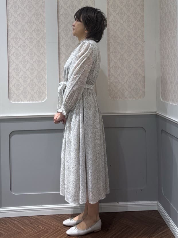 ベージュ系のワンピースを着用したレディースの冬コーディネートの2枚目の写真