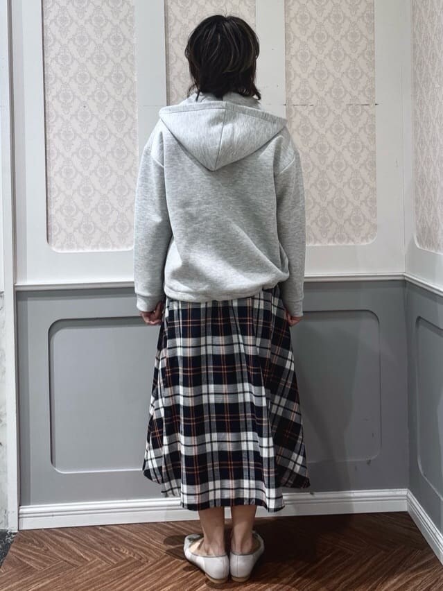 ホワイト系のシャツ/ブラウス、グレー系のブルゾン、ブルー系のスカートを着用したレディースの冬コーディネートの3枚目の写真