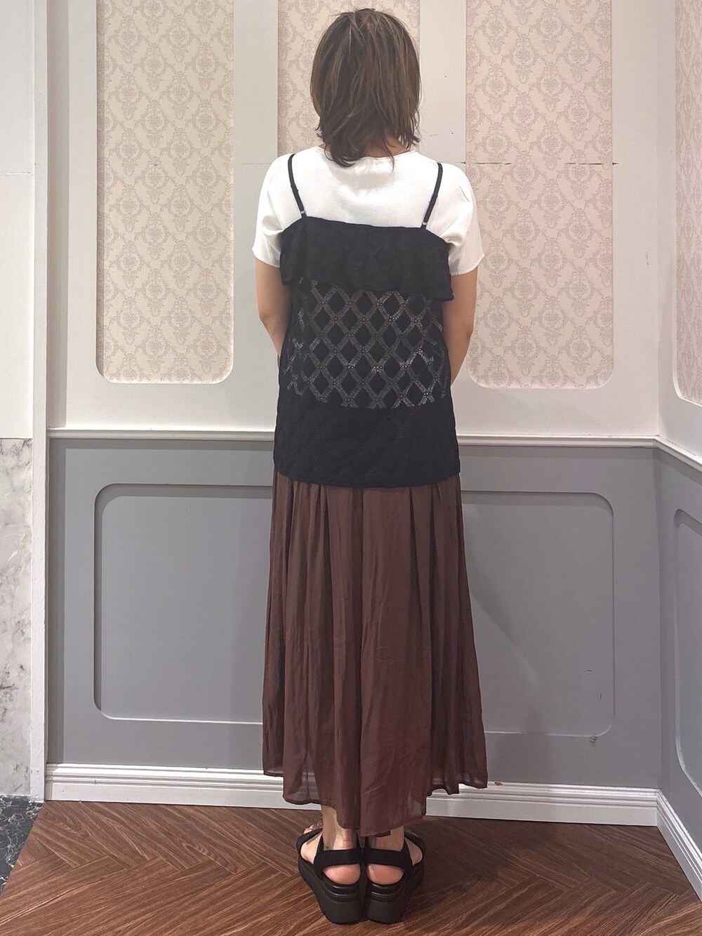 ホワイト系のニット/セーター、ブラック系のタンクトップ、ブラウン系のその他パンツを着用したレディースの夏コーディネートの3枚目の写真