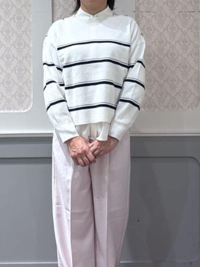 ホワイト系のシャツ/ブラウス、ホワイト系のニット/セーター、ピンク系のその他パンツを着用したレディースの冬コーディネートの4枚目の写真