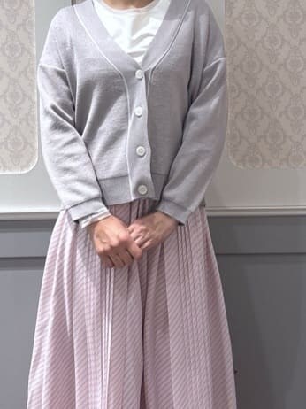 ホワイト系のTシャツ/カットソー、グレー系のカーディガン/ボレロ、ピンク系のスカートを着用したレディースの冬コーディネートの5枚目の写真