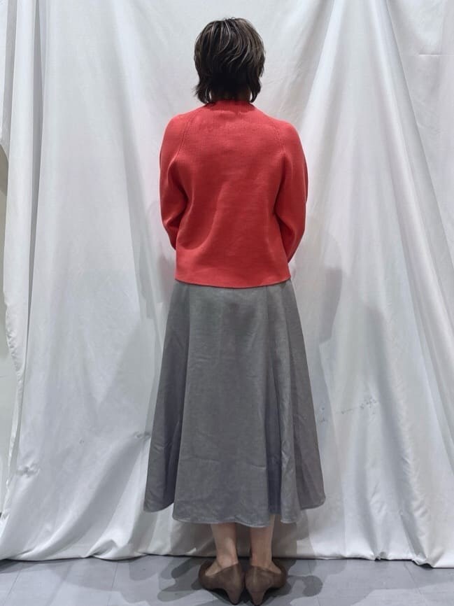 ピンク系のニット/セーター、グレー系のスカート、ベージュ系のパンプスを着用したレディースの冬コーディネートの3枚目の写真