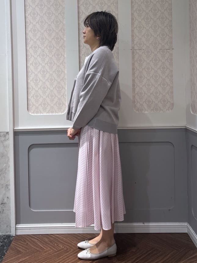 ホワイト系のTシャツ/カットソー、グレー系のカーディガン/ボレロ、ピンク系のスカートを着用したレディースの冬コーディネートの2枚目の写真