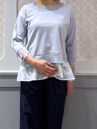 グレー系のニット/セーター、ブルー系のその他パンツを着用したレディースの春コーディネートの5枚目の写真
