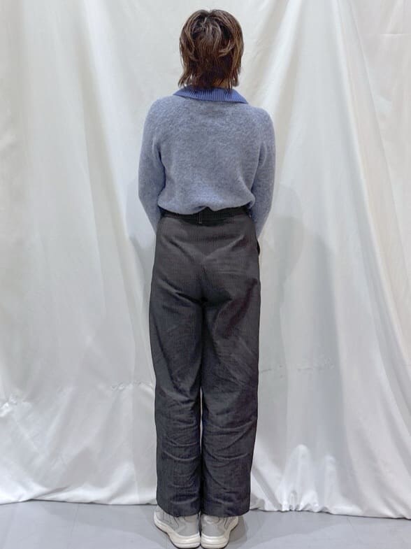 ブルー系のニット/セーター、ブラック系のその他パンツ、シルバー系のスニーカーを着用したレディースの冬コーディネートの5枚目の写真