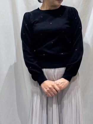 ブルー系のニット/セーター、グレー系のスカートを着用したレディースの冬コーディネートの4枚目の写真