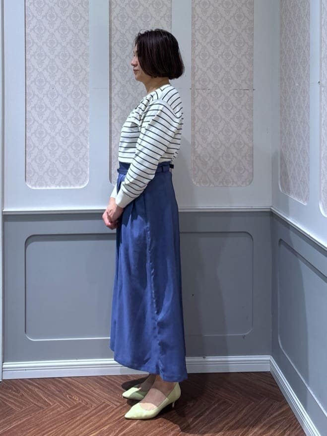 ホワイト系のニット/セーター、ブルー系のその他パンツを着用したレディースの春コーディネートの2枚目の写真