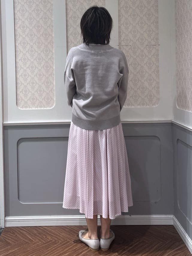 ホワイト系のTシャツ/カットソー、グレー系のカーディガン/ボレロ、ピンク系のスカートを着用したレディースの冬コーディネートの3枚目の写真