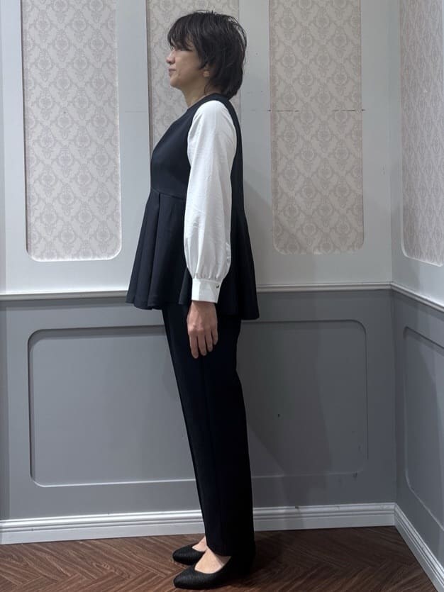 ブルー系のシャツ/ブラウス、ブルー系のその他パンツ、ブラック系のパンプスを着用したレディースの冬コーディネートの2枚目の写真