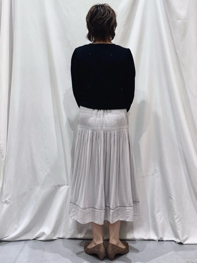 ブルー系のニット/セーター、グレー系のスカートを着用したレディースの冬コーディネートの3枚目の写真