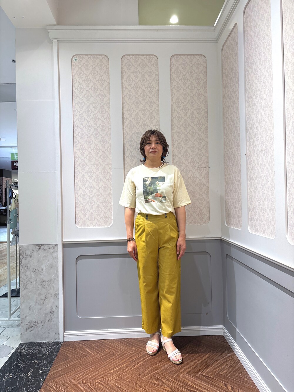 イエロー系のTシャツ/カットソー、イエロー系のその他パンツを着用したレディースの夏コーディネートの4枚目の写真