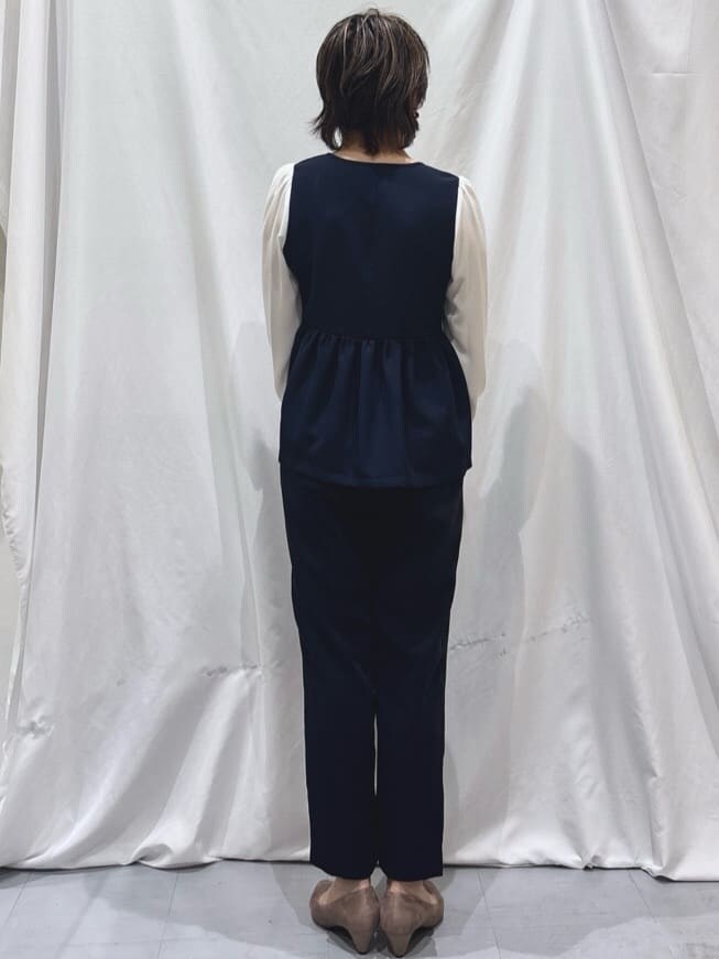 ブルー系のシャツ/ブラウス、ブルー系のその他パンツ、ベージュ系のパンプスを着用したレディースの冬コーディネートの3枚目の写真