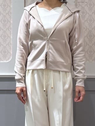 ベージュ系のパーカー、ホワイト系のTシャツ/カットソー、ホワイト系のその他パンツを着用したレディースの春コーディネートの4枚目の写真