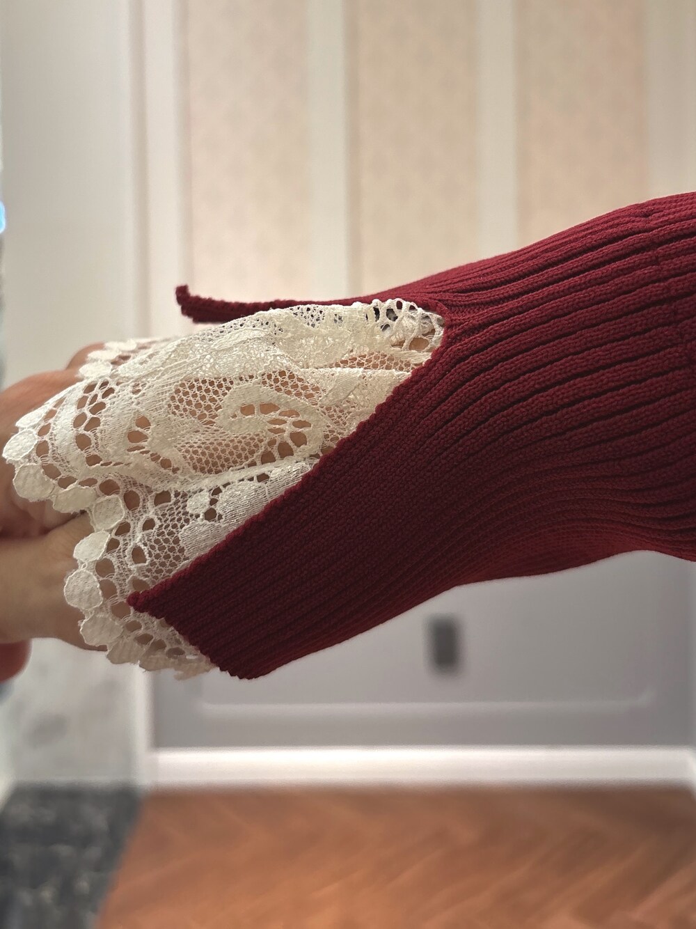 レッド系のカーディガン/ボレロ、ブラック系のその他パンツを着用したレディースの秋コーディネートの5枚目の写真